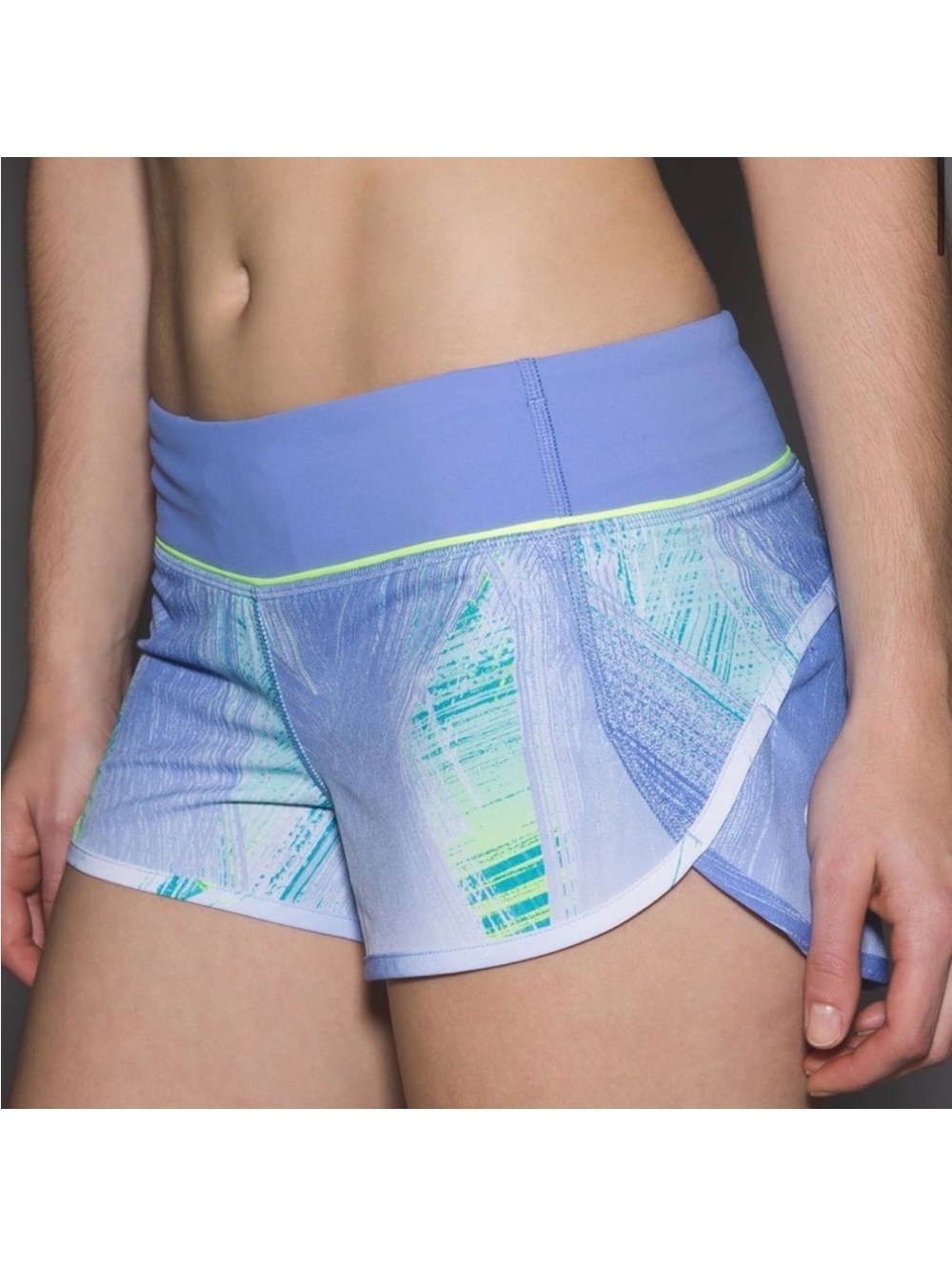 Lululemon Speed Short 4-way Stretch 2.5"
Wind Chill White Lullaby / Ray